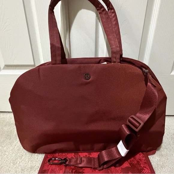 lululemon athletica Handbags - 🎉Lululemon City Essentials Tote Bag Cassis/Burgundy NWT Sold Out Rare Color!